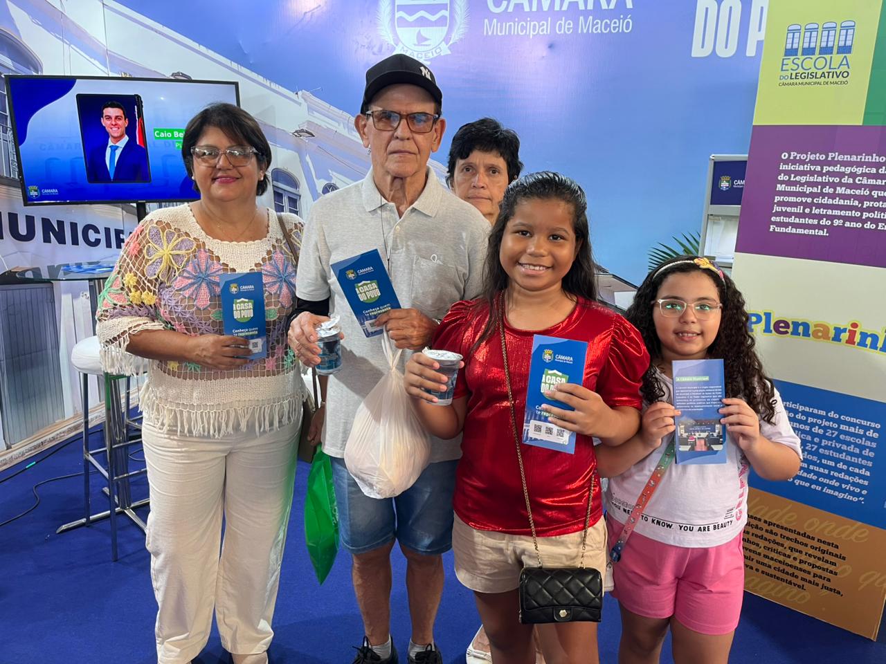 População conhece as ações da Câmara de Maceió no estande do Legislativo na Feira da AMA