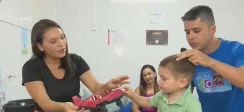 Barbearia inclusiva transforma corte de cabelo em experiência acolhedora para crianças autistas