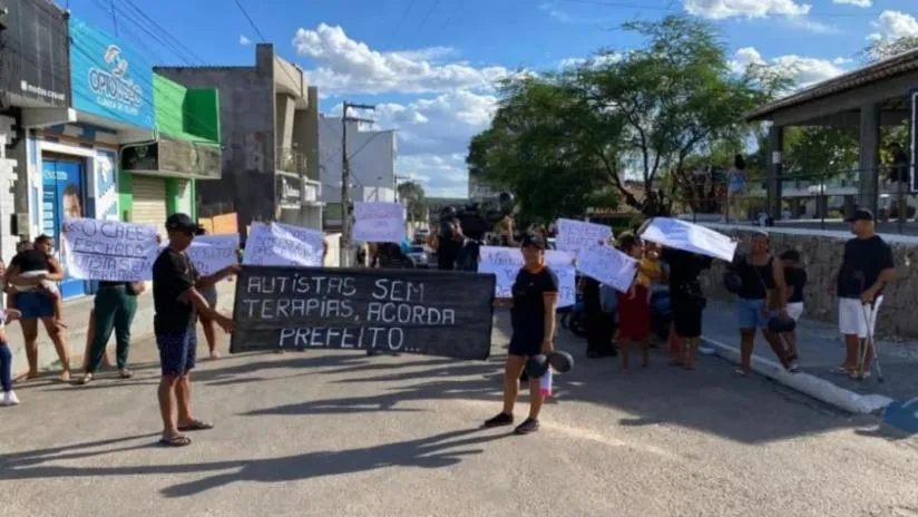 Pais de crianças autistas denunciam falta de terapias em Canindé de São Francisco