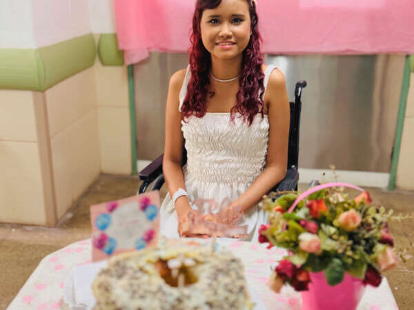 HGWA celebra aniversário de 15 anos de paciente com uma surpresa