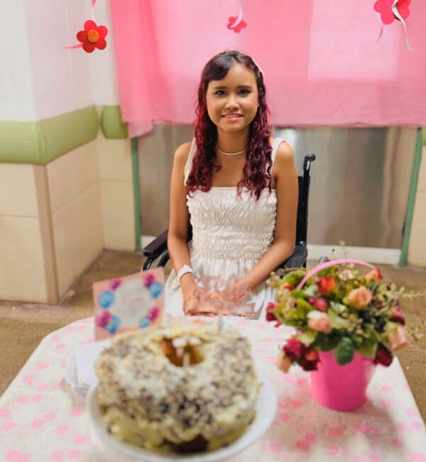 HGWA celebra aniversário de 15 anos de paciente com uma surpresa