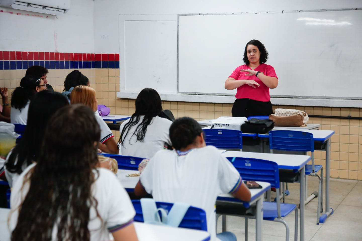 Pernambuco aumenta repasse do Programa Investe Escola para até R$ 300 milhões em 2026