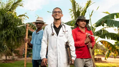 Aluno do CE se torna 1º médico da família e homenageia parentes com ensaio fotográfico na zona rural