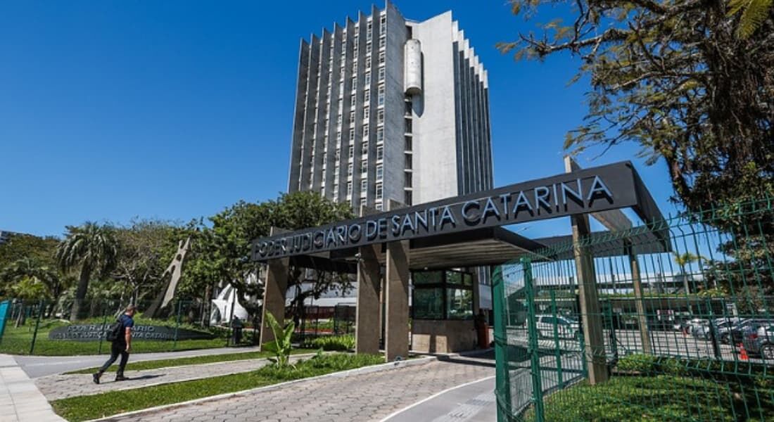 TJSC anuncia concurso com vagas de níveis médio e superior com salários até R$ 10,3 mil