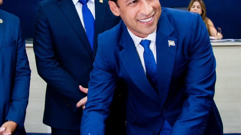 Câmara Municipal empossa Rodrigo Cunha como prefeito de Maceió