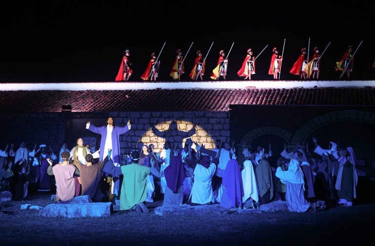 Lucas Ribeiro prestigia Paixão de Cristo de Cabedelo e destaca força do espetáculo