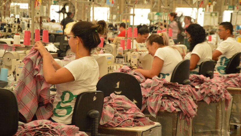 Faturamento da indústria cresce 4,9% em fevereiro, aponta CNI