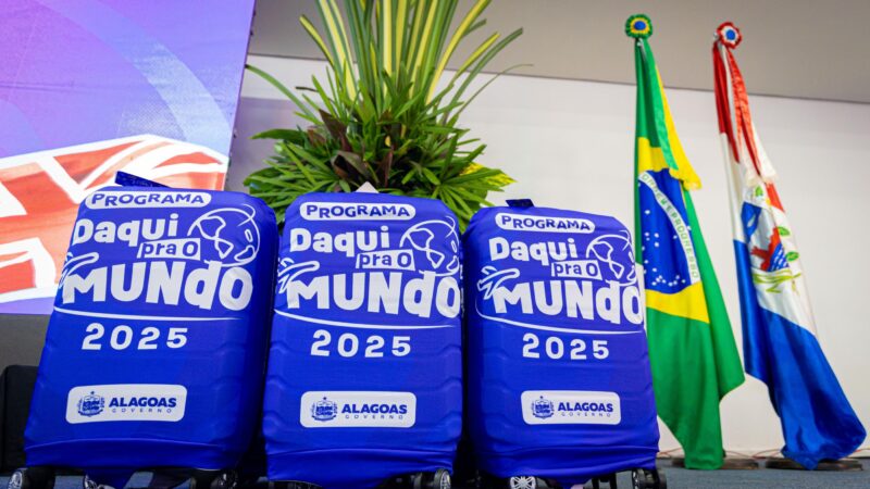Estudantes do programa “Daqui Pro Mundo” recebem kits para intercâmbio na Inglaterra nesta quarta-feira 