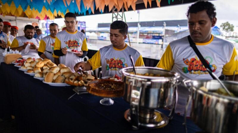 Garis que trabalharam no São João Massayó participaram de café da manhã especial