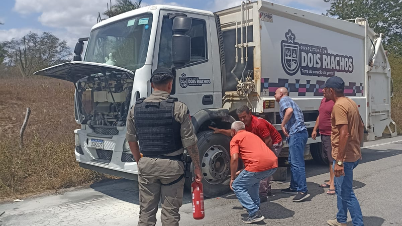 Ação rápida de PMs e voluntários impede incêndio em caminhão coletor de lixo na rodovia de acesso a Olivença