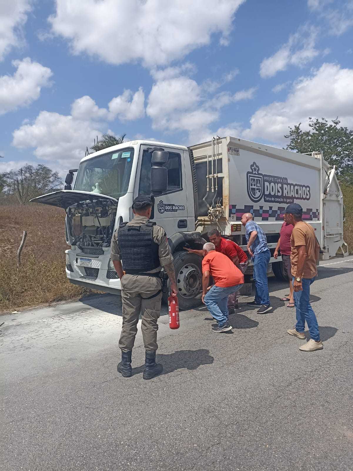 Ação rápida de PMs e voluntários impede incêndio em caminhão coletor de lixo na rodovia de acesso a Olivença